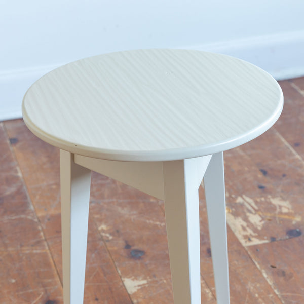 Louise Side Table in Edgecomd Grey