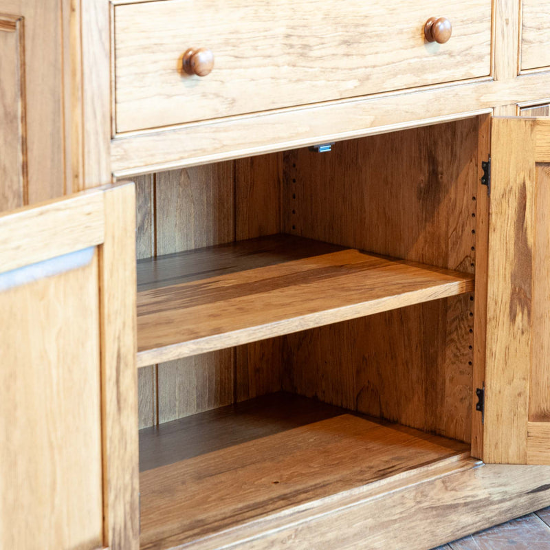 Simon Buffet & Hutch in Finhaven