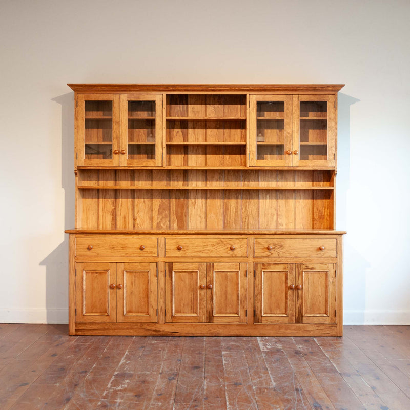 Simon Buffet & Hutch in Finhaven