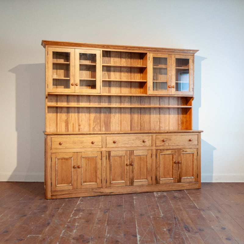 Simon Buffet & Hutch in Finhaven