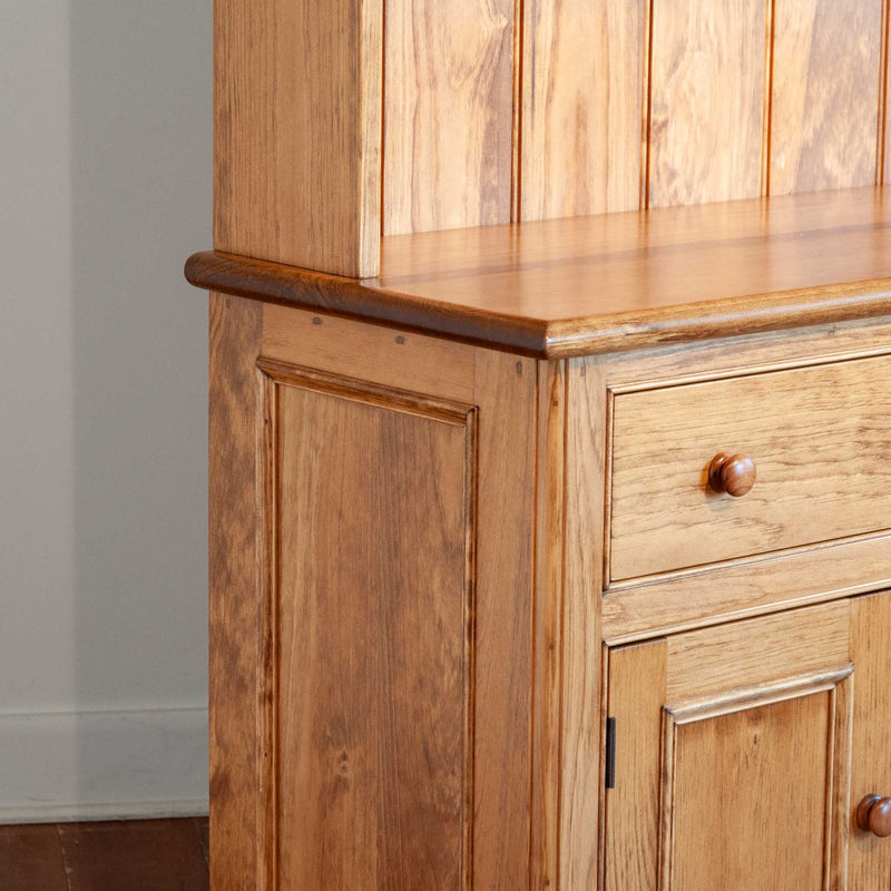 Simon Buffet & Hutch in Finhaven