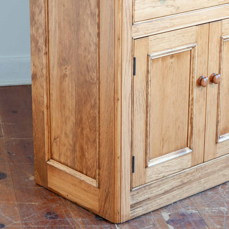 Simon Buffet & Hutch in Finhaven